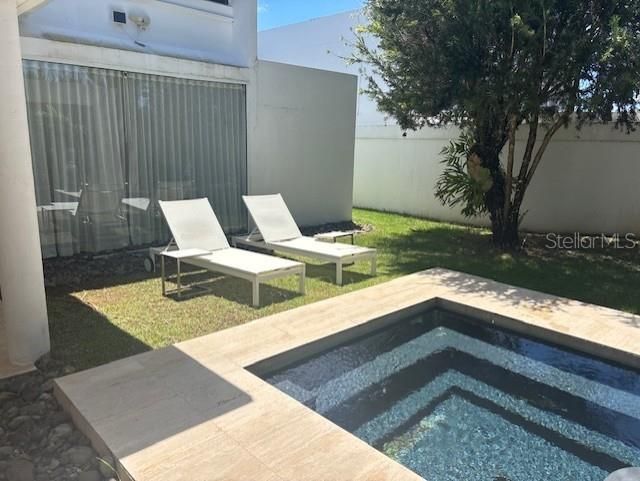 出租: $6,000 (4 贝兹, 2 浴室, 4000 平方英尺)