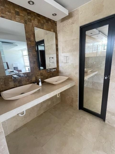 出租: $6,000 (4 贝兹, 2 浴室, 4000 平方英尺)