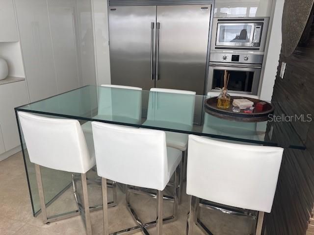 出租: $6,000 (4 贝兹, 2 浴室, 4000 平方英尺)