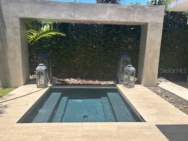 出租: $6,000 (4 贝兹, 2 浴室, 4000 平方英尺)