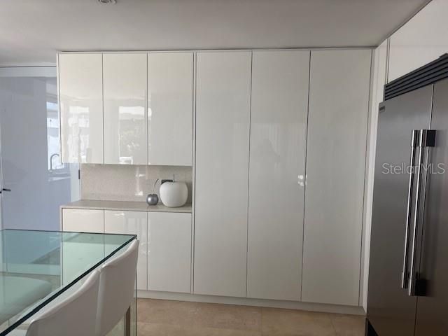 出租: $6,000 (4 贝兹, 2 浴室, 4000 平方英尺)