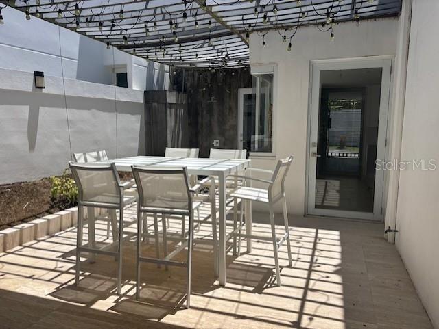 出租: $6,000 (4 贝兹, 2 浴室, 4000 平方英尺)