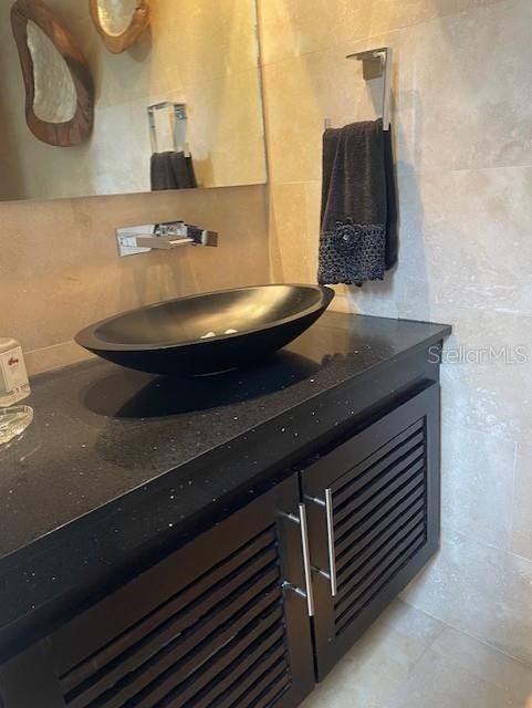 出租: $6,000 (4 贝兹, 2 浴室, 4000 平方英尺)