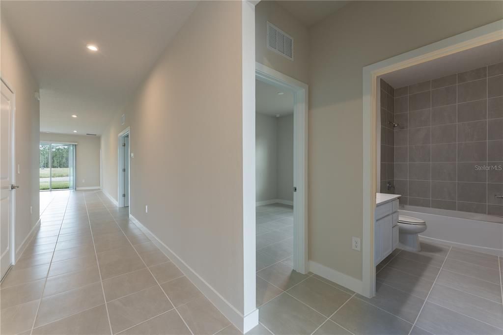 合同活跃: $398,990 (3 贝兹, 2 浴室, 1900 平方英尺)