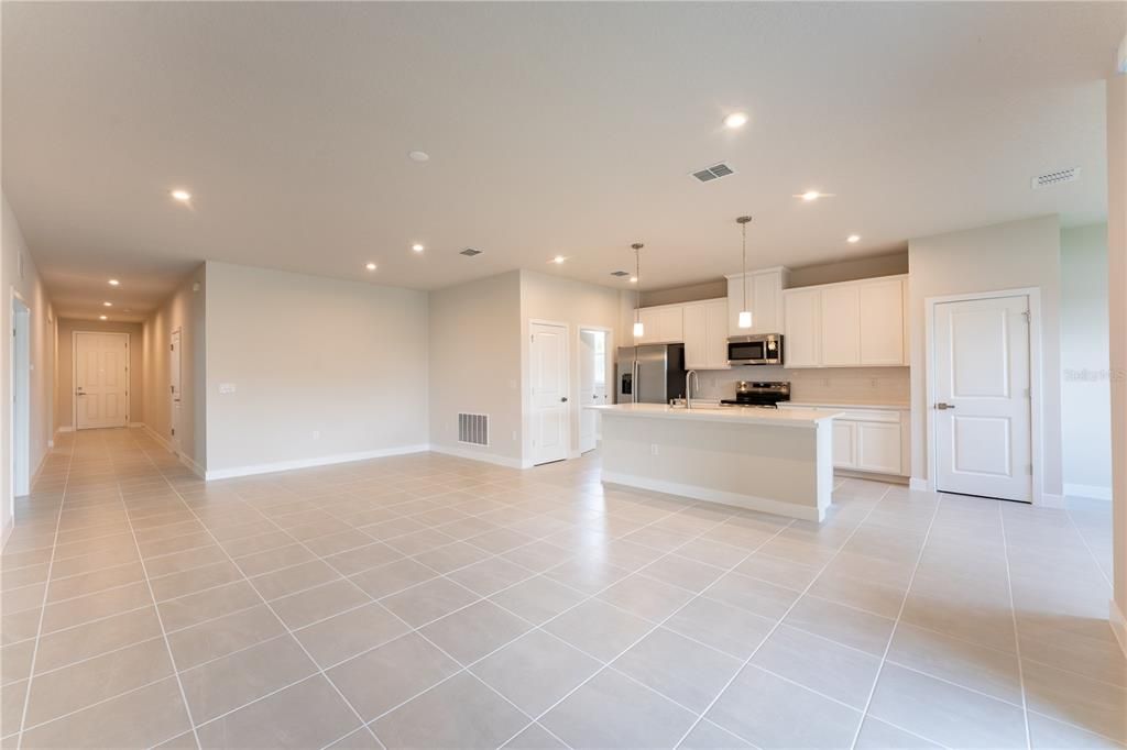 合同活跃: $398,990 (3 贝兹, 2 浴室, 1900 平方英尺)