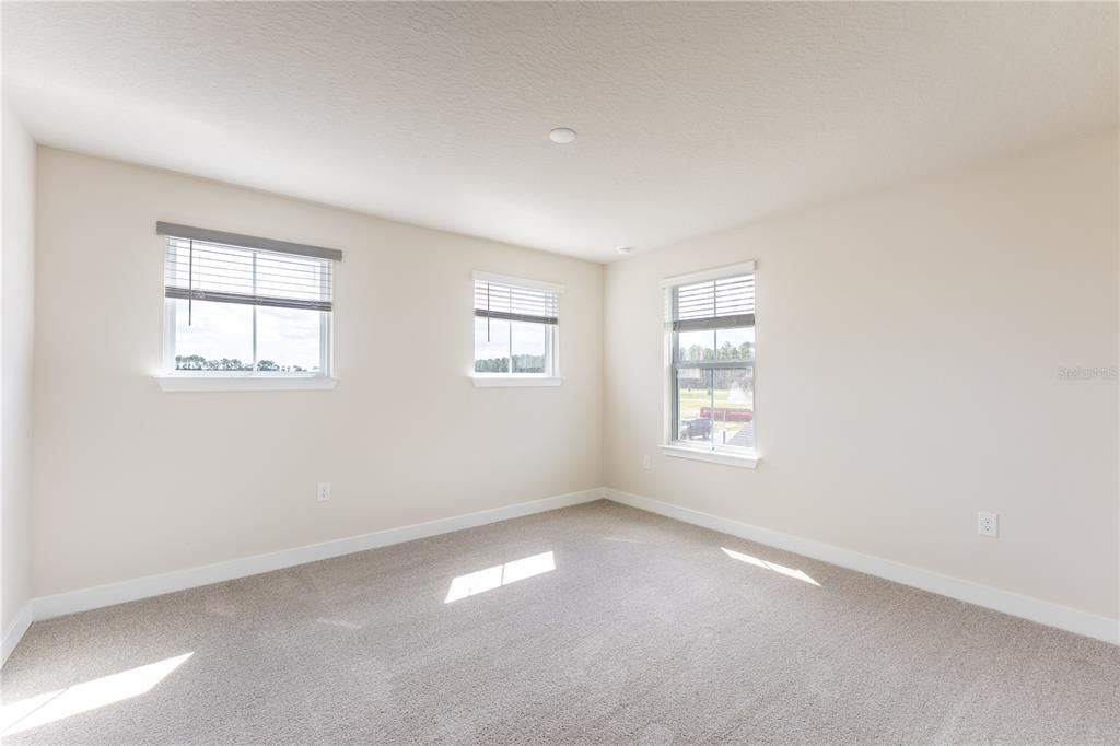 Под контрактом: $494,990 (4 спален, 3 ванн, 3170 Квадратных фут)