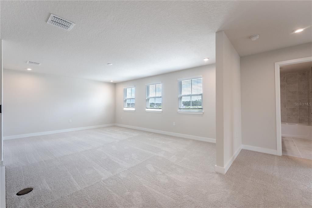 Под контрактом: $494,990 (4 спален, 3 ванн, 3170 Квадратных фут)