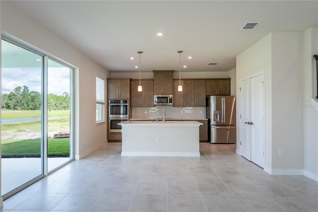 Под контрактом: $494,990 (4 спален, 3 ванн, 3170 Квадратных фут)