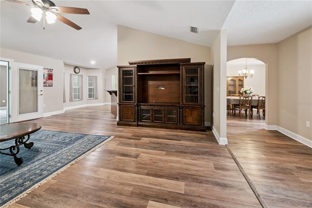 待售: $399,000 (3 贝兹, 2 浴室, 2336 平方英尺)