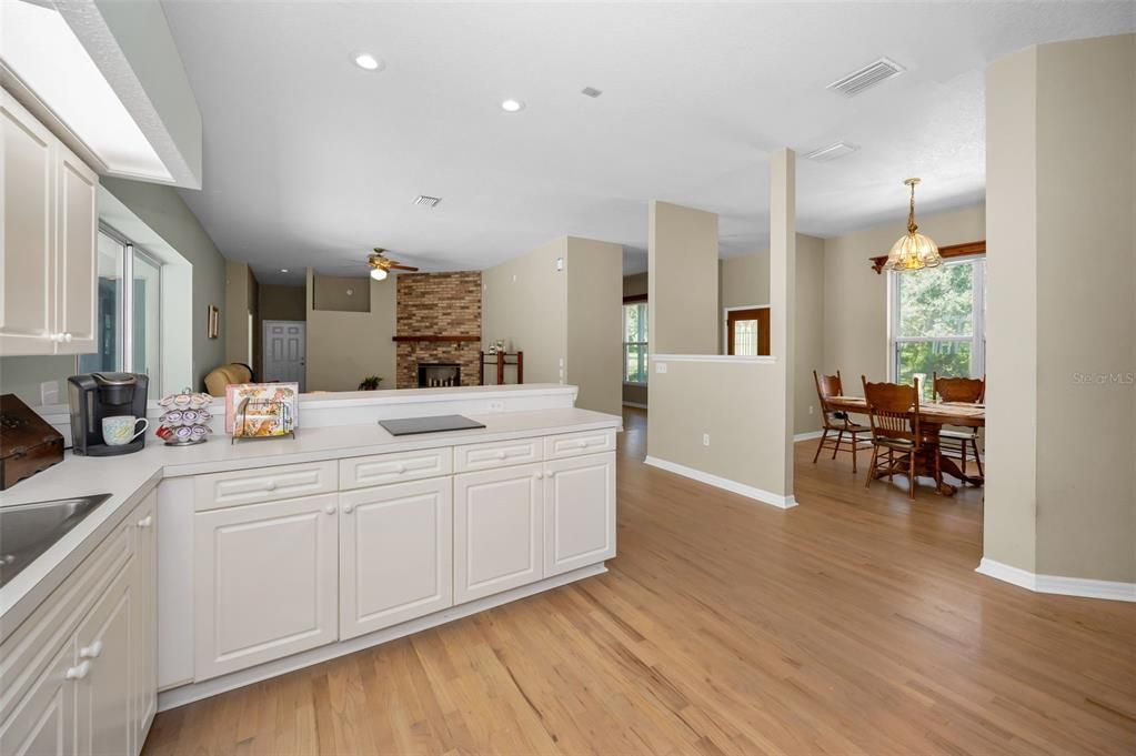 En Venta: $849,900 (3 camas, 3 baños, 2679 Pies cuadrados)