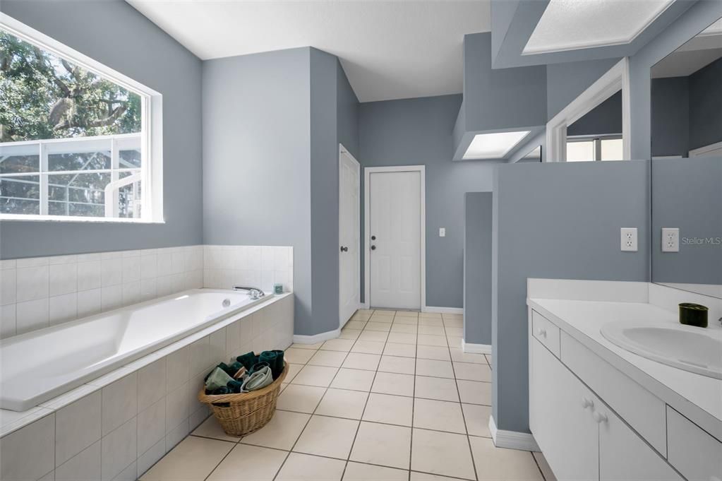 En Venta: $849,900 (3 camas, 3 baños, 2679 Pies cuadrados)