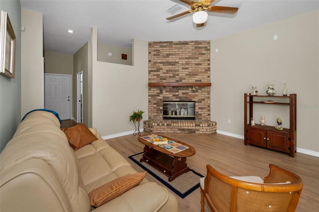 En Venta: $849,900 (3 camas, 3 baños, 2679 Pies cuadrados)