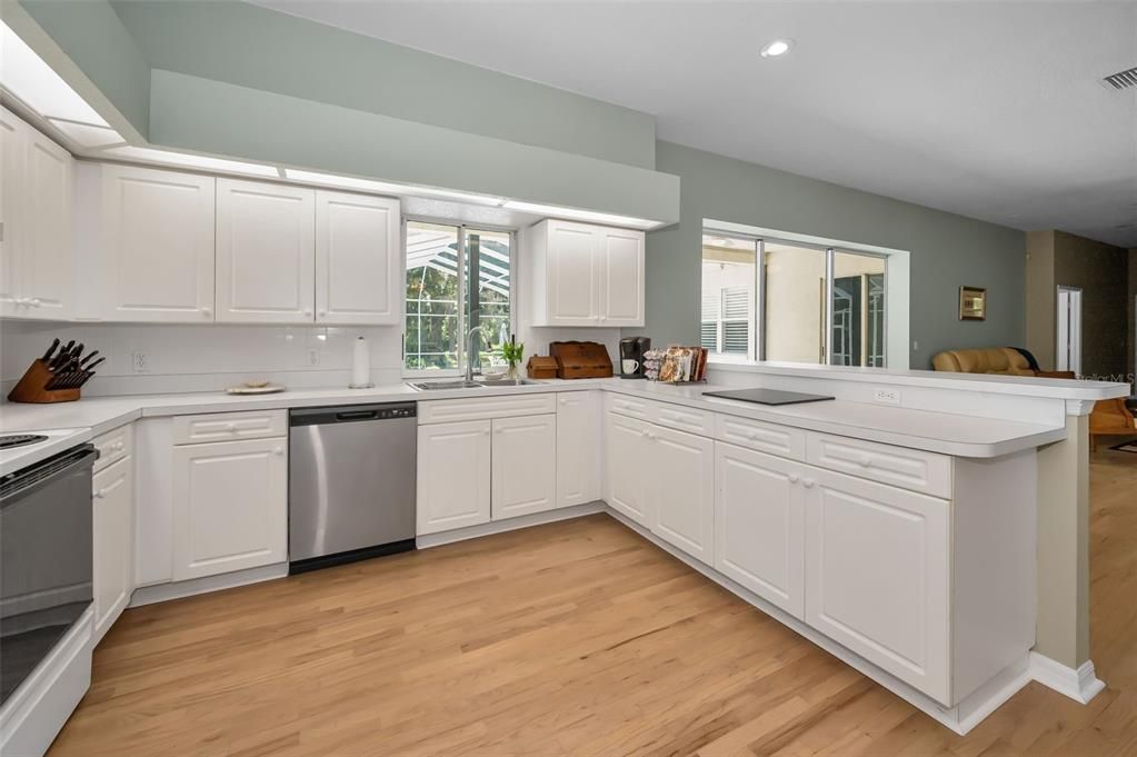 En Venta: $849,900 (3 camas, 3 baños, 2679 Pies cuadrados)