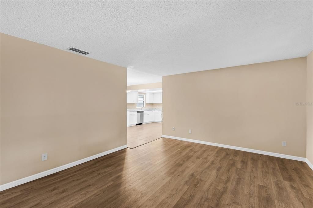 En Venta: $374,900 (4 camas, 2 baños, 1312 Pies cuadrados)