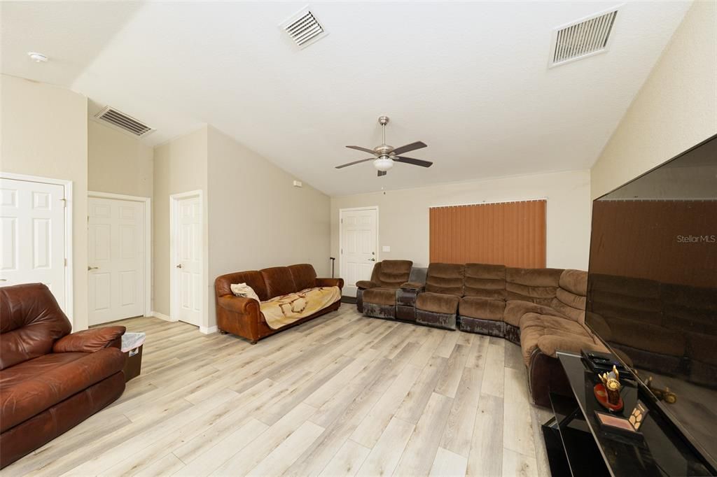 Activo con contrato: $239,900 (3 camas, 2 baños, 1393 Pies cuadrados)