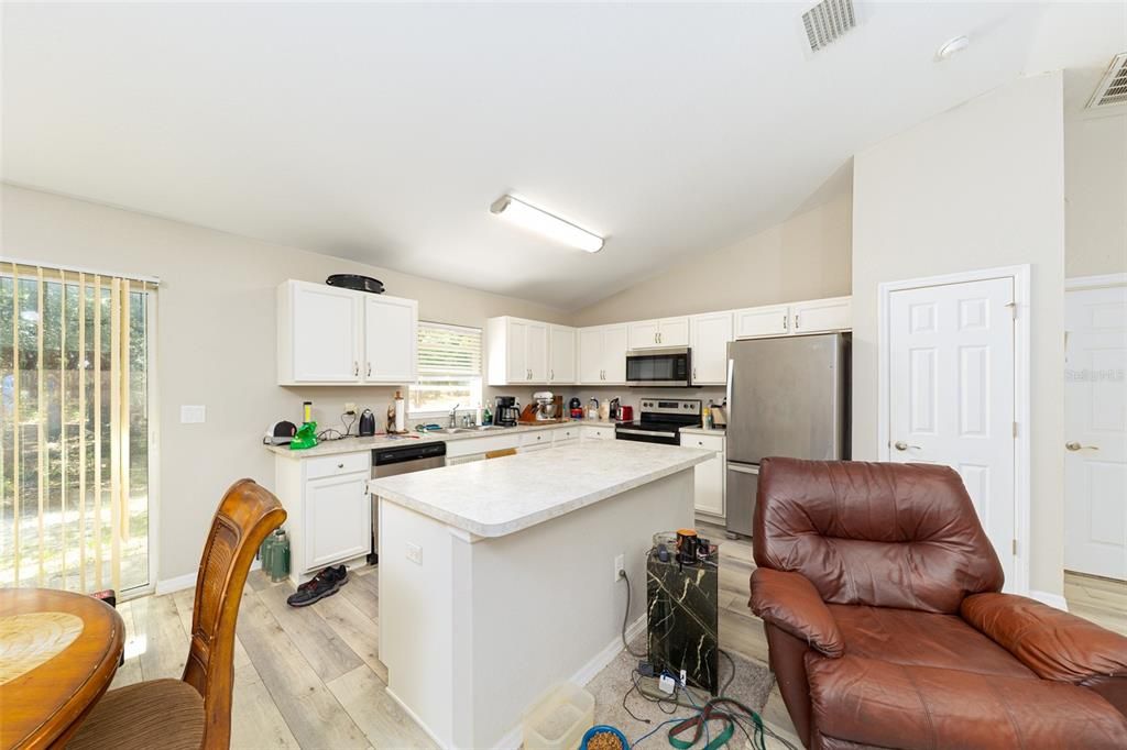 Activo con contrato: $239,900 (3 camas, 2 baños, 1393 Pies cuadrados)