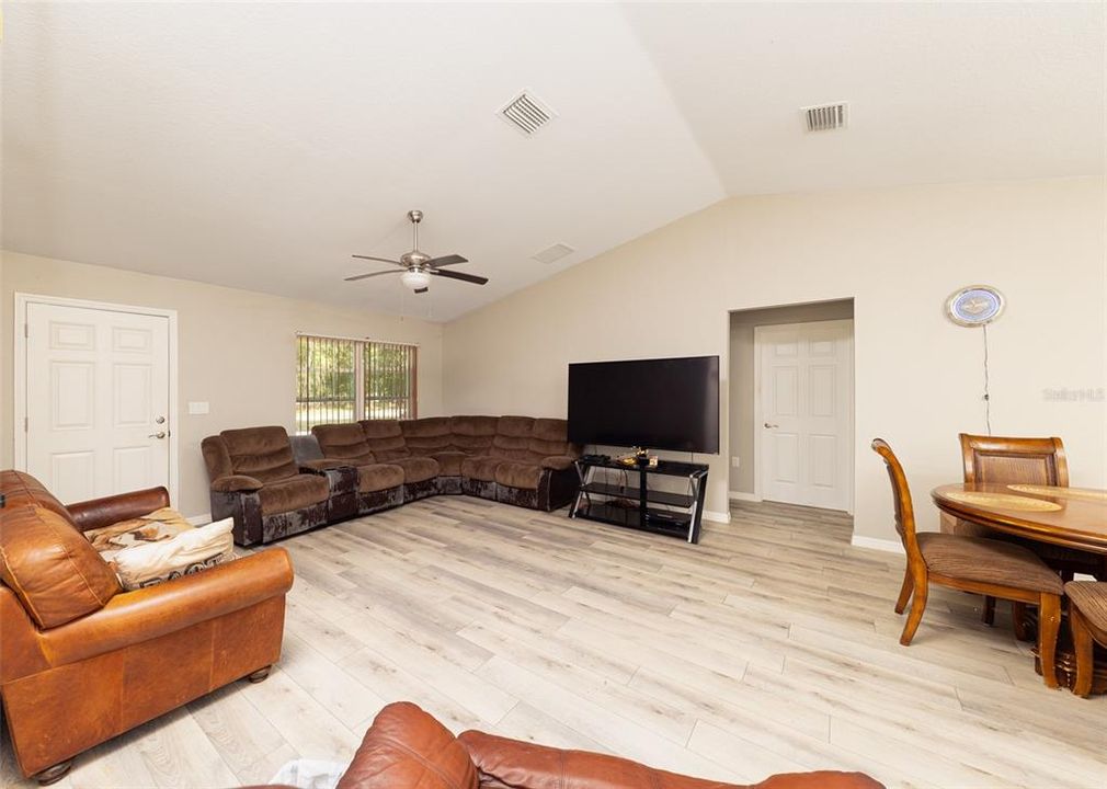 Activo con contrato: $239,900 (3 camas, 2 baños, 1393 Pies cuadrados)