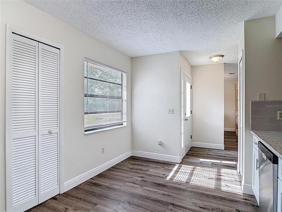 На продажу: $308,998 (3 спален, 2 ванн, 1326 Квадратных фут)