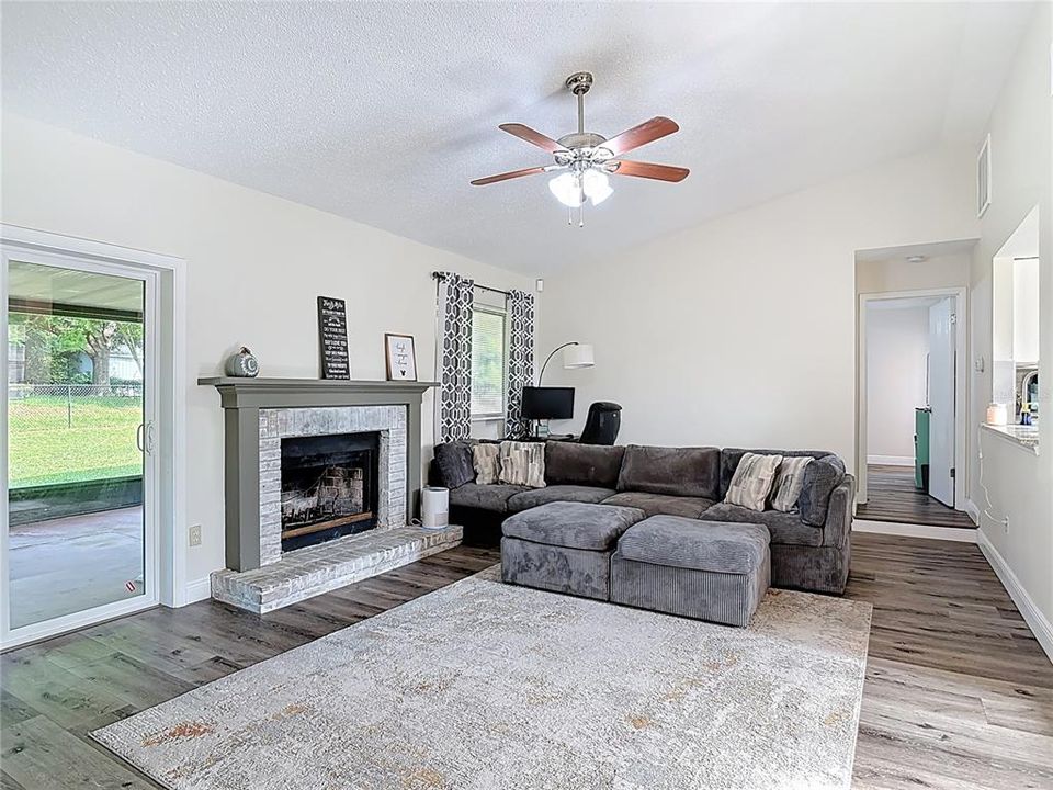 На продажу: $308,998 (3 спален, 2 ванн, 1326 Квадратных фут)