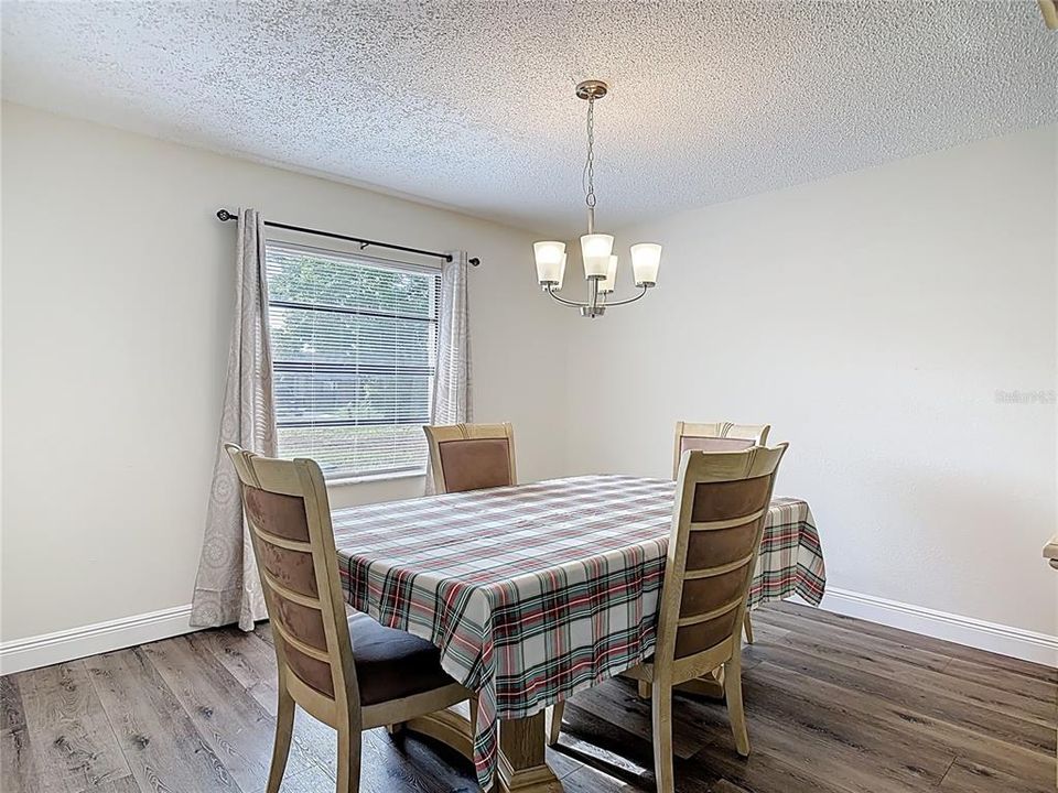 На продажу: $308,998 (3 спален, 2 ванн, 1326 Квадратных фут)