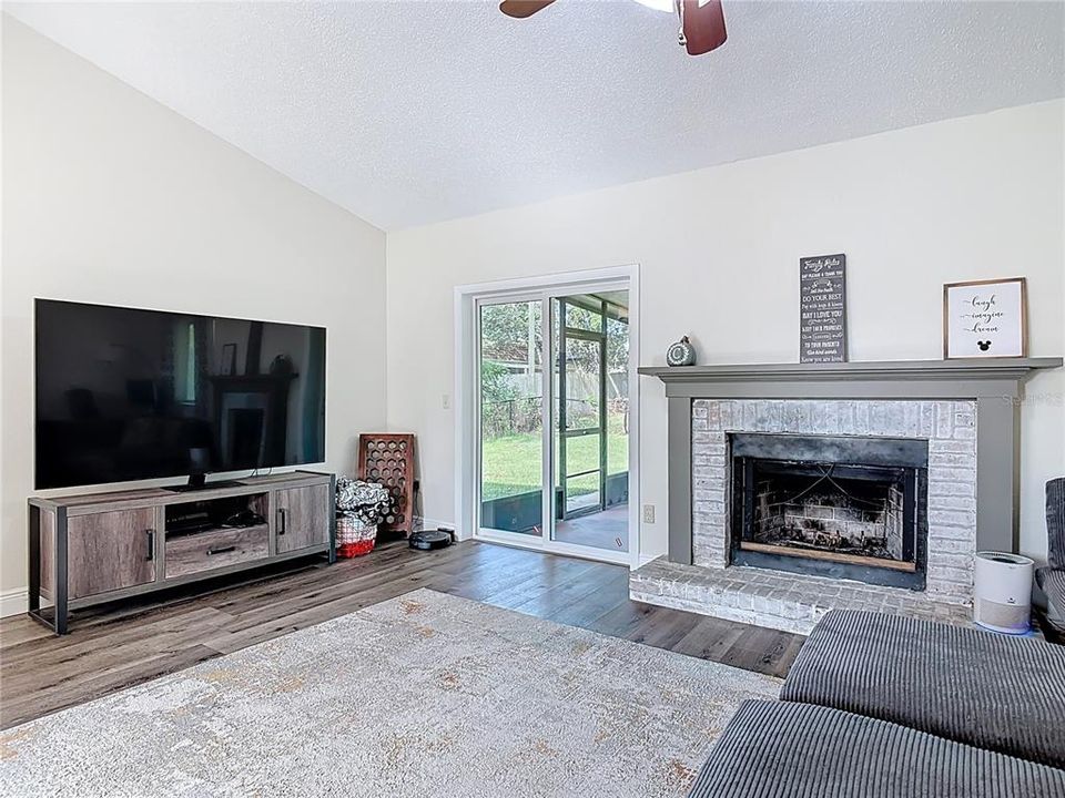 На продажу: $308,998 (3 спален, 2 ванн, 1326 Квадратных фут)