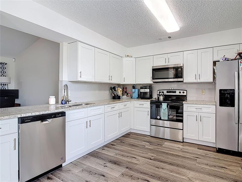 На продажу: $308,998 (3 спален, 2 ванн, 1326 Квадратных фут)