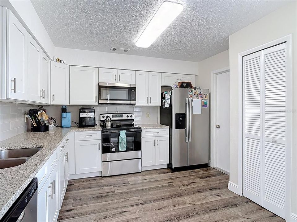 На продажу: $308,998 (3 спален, 2 ванн, 1326 Квадратных фут)