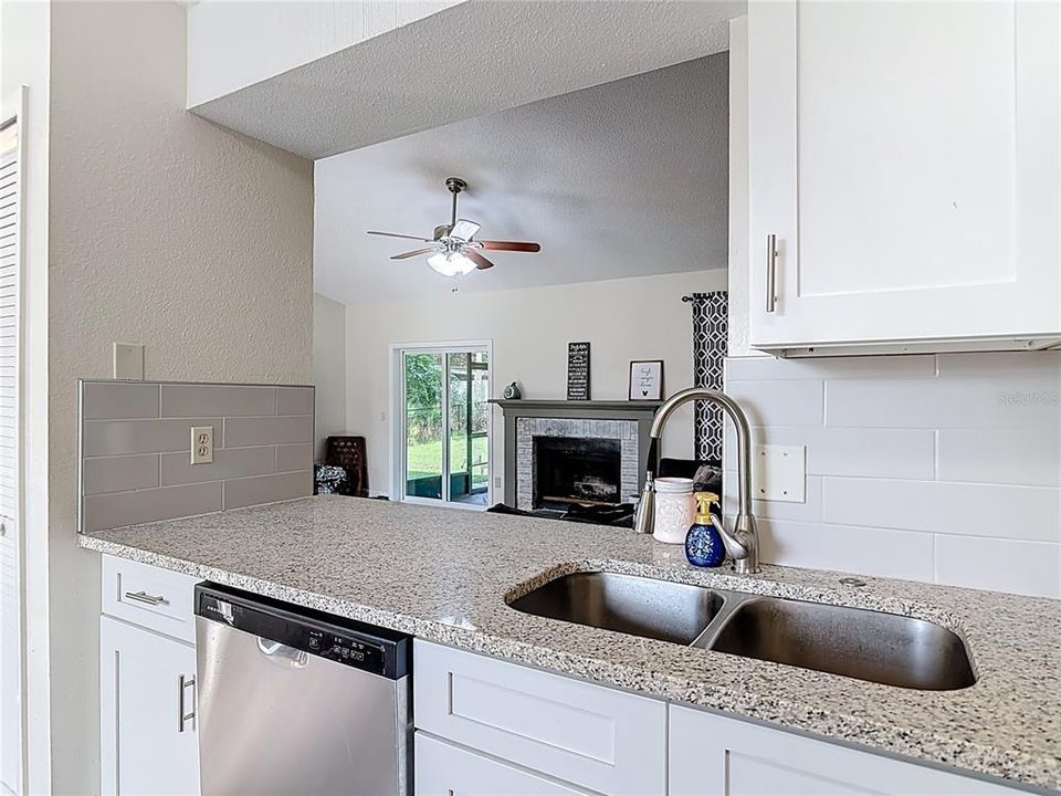 На продажу: $308,998 (3 спален, 2 ванн, 1326 Квадратных фут)