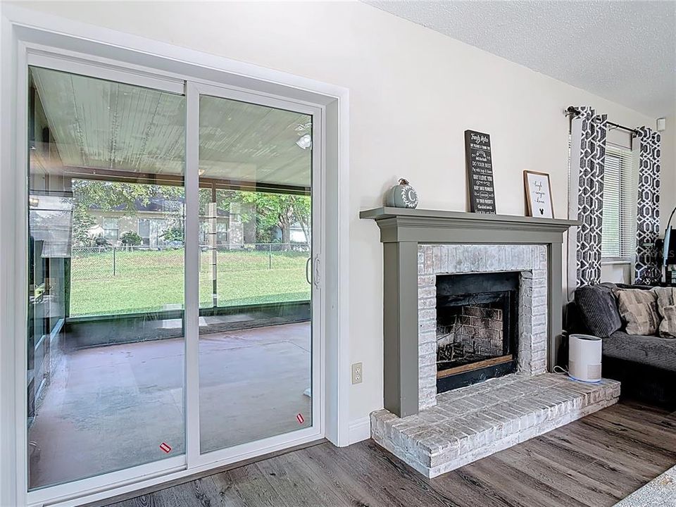 На продажу: $308,998 (3 спален, 2 ванн, 1326 Квадратных фут)