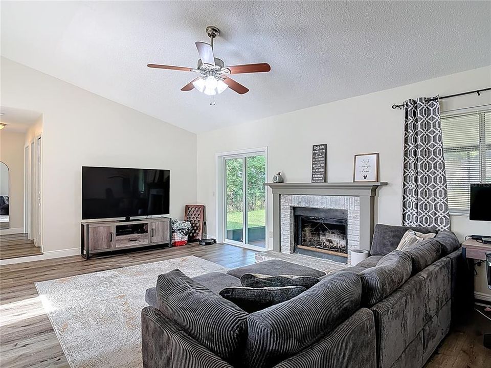 На продажу: $308,998 (3 спален, 2 ванн, 1326 Квадратных фут)