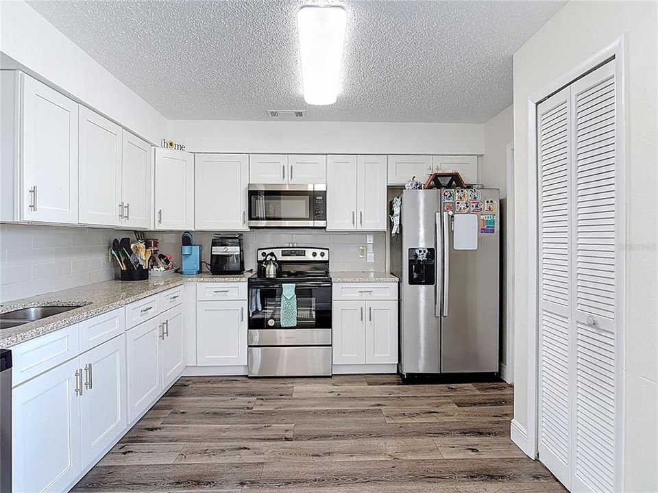 На продажу: $308,998 (3 спален, 2 ванн, 1326 Квадратных фут)