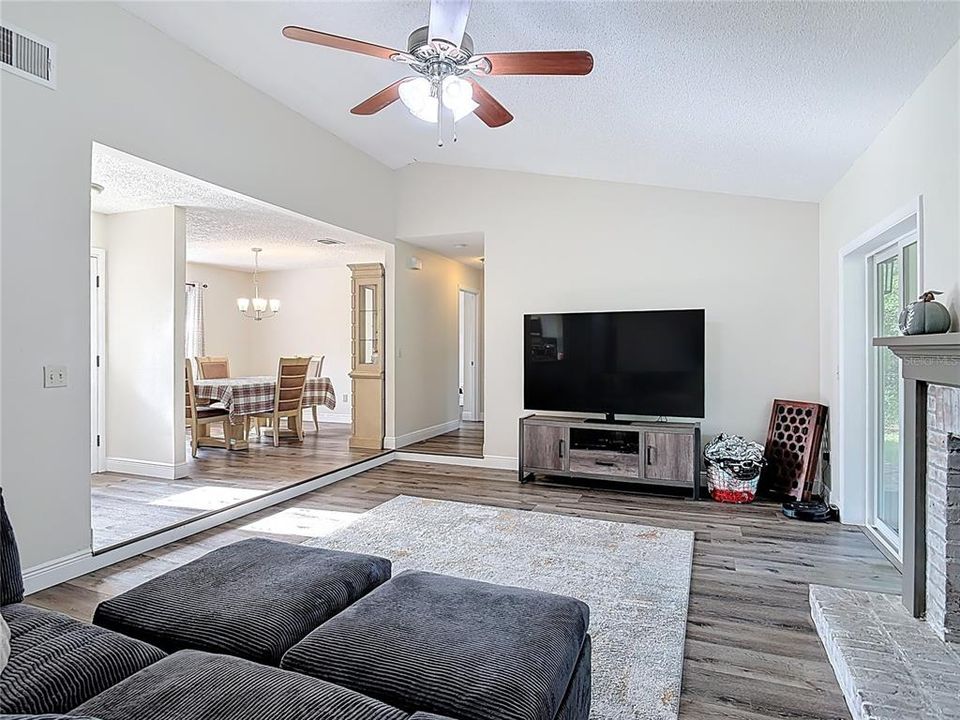 На продажу: $308,998 (3 спален, 2 ванн, 1326 Квадратных фут)