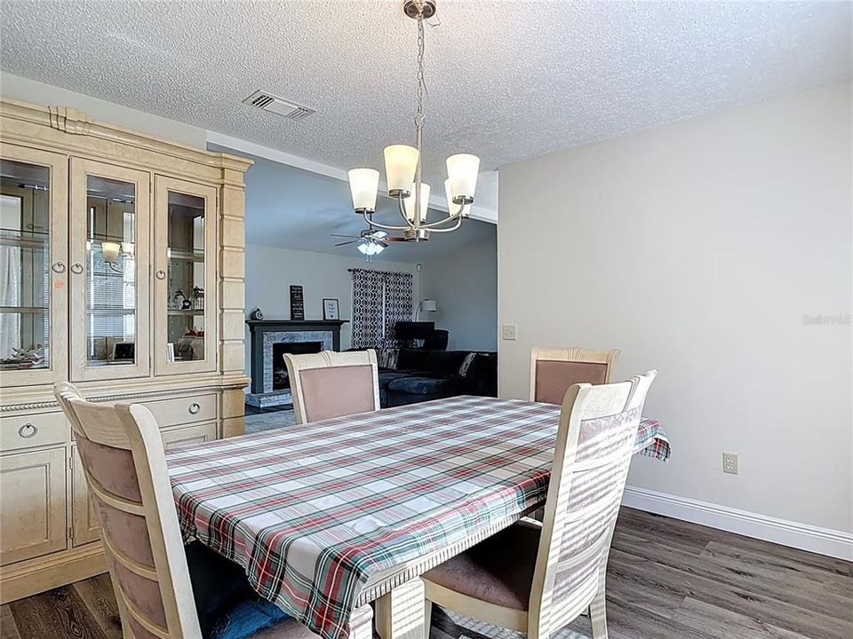 На продажу: $308,998 (3 спален, 2 ванн, 1326 Квадратных фут)