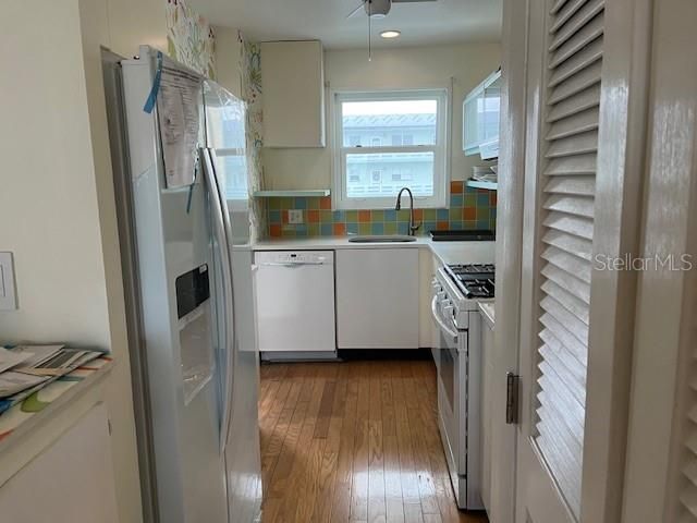 合同活跃: $169,000 (1 贝兹, 1 浴室, 1060 平方英尺)