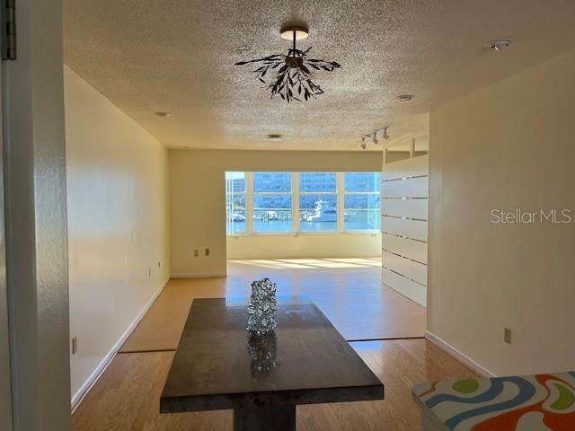 合同活跃: $169,000 (1 贝兹, 1 浴室, 1060 平方英尺)