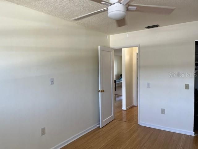 合同活跃: $169,000 (1 贝兹, 1 浴室, 1060 平方英尺)