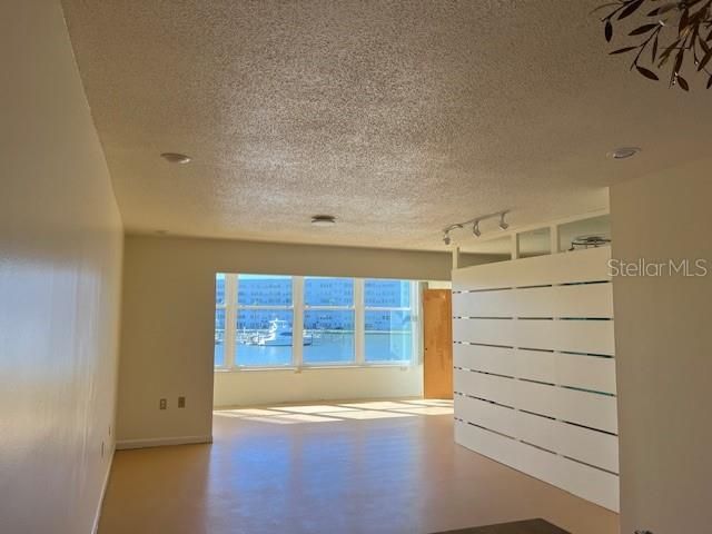 合同活跃: $169,000 (1 贝兹, 1 浴室, 1060 平方英尺)