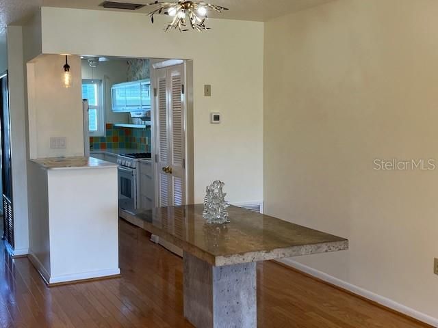 合同活跃: $169,000 (1 贝兹, 1 浴室, 1060 平方英尺)