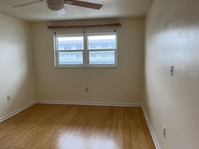 合同活跃: $169,000 (1 贝兹, 1 浴室, 1060 平方英尺)