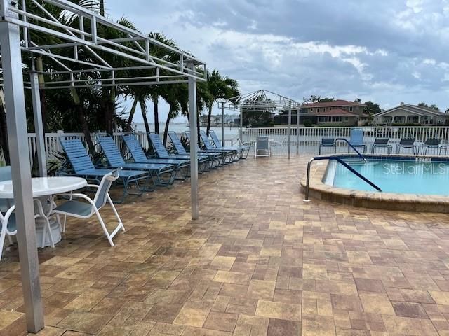 合同活跃: $169,000 (1 贝兹, 1 浴室, 1060 平方英尺)