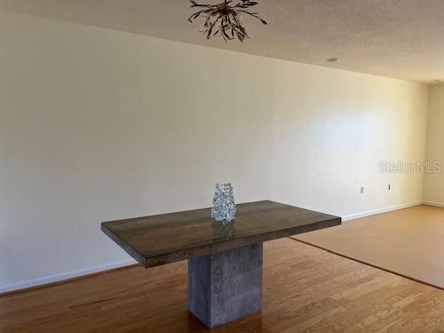 合同活跃: $169,000 (1 贝兹, 1 浴室, 1060 平方英尺)