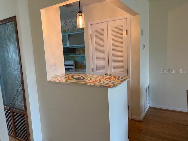 合同活跃: $169,000 (1 贝兹, 1 浴室, 1060 平方英尺)