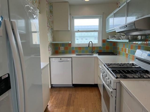 合同活跃: $169,000 (1 贝兹, 1 浴室, 1060 平方英尺)