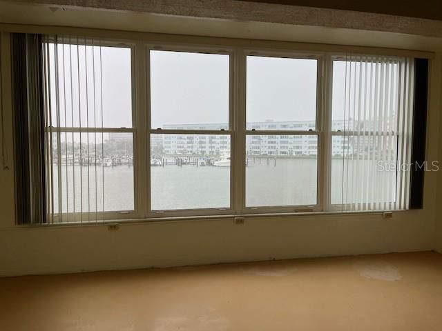 合同活跃: $169,000 (1 贝兹, 1 浴室, 1060 平方英尺)