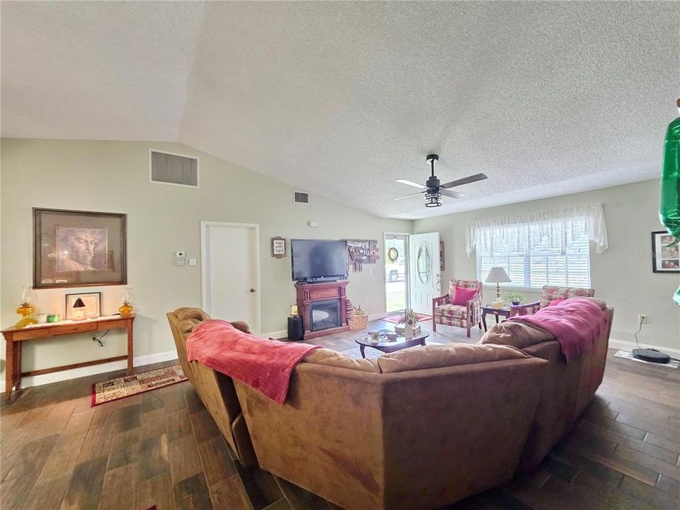 待售: $379,000 (3 贝兹, 2 浴室, 1416 平方英尺)