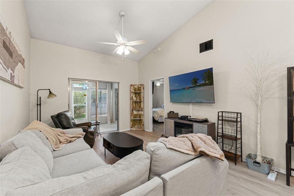 Activo con contrato: $199,900 (2 camas, 2 baños, 1072 Pies cuadrados)