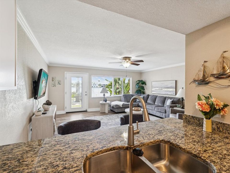 待售: $398,000 (1 贝兹, 1 浴室, 798 平方英尺)