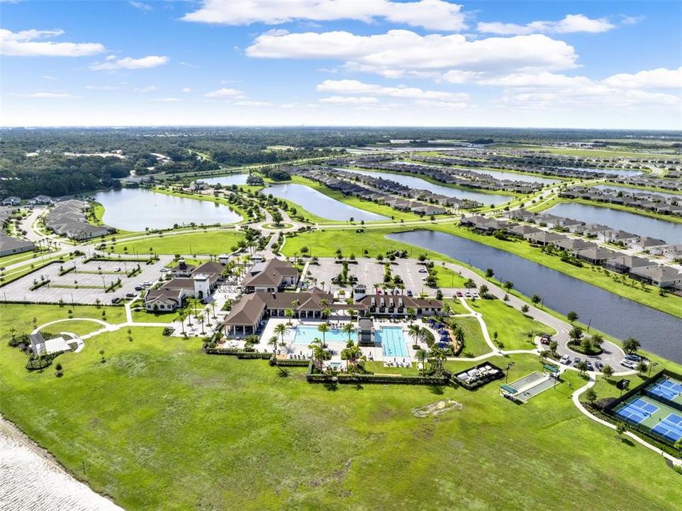 En Venta: $659,900 (4 camas, 3 baños, 2614 Pies cuadrados)