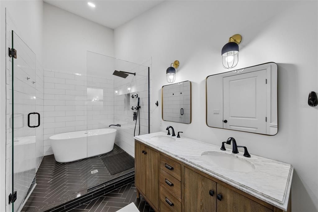 Activo con contrato: $675,000 (3 camas, 4 baños, 1984 Pies cuadrados)