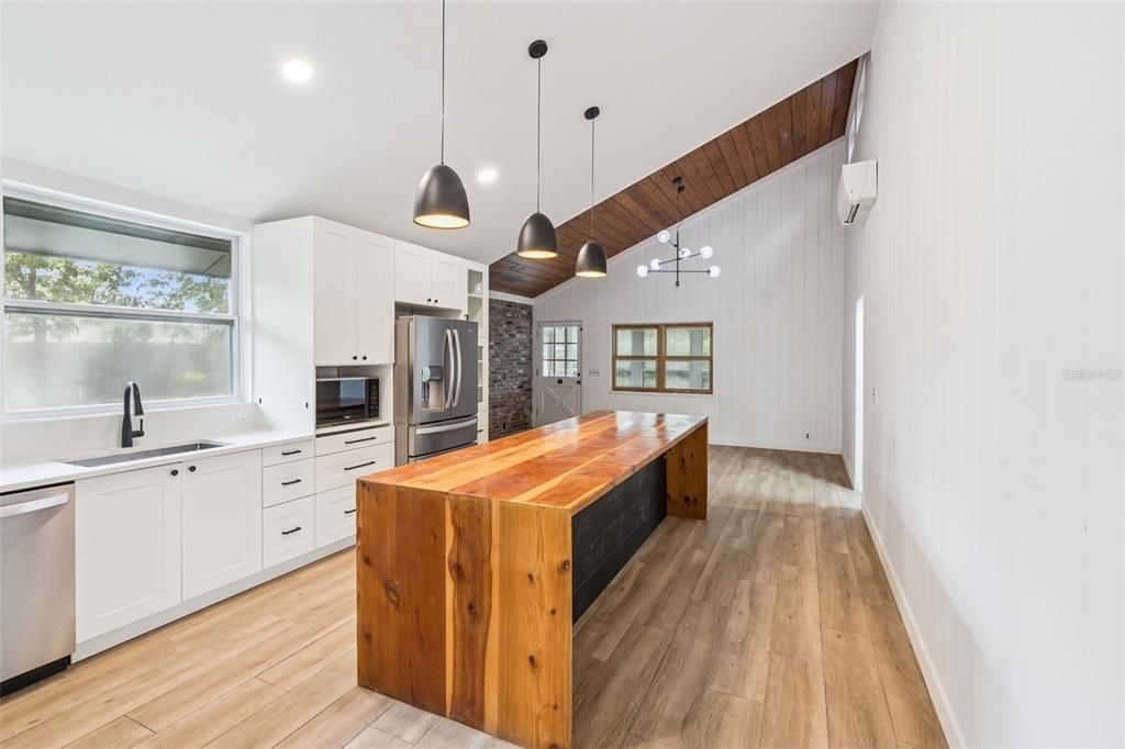 Activo con contrato: $675,000 (3 camas, 4 baños, 1984 Pies cuadrados)